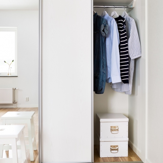 Amazingly Small Open Wardrobe Pic