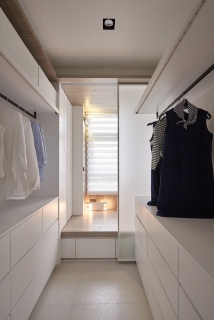 Best Small Walk In Closet With Window Images