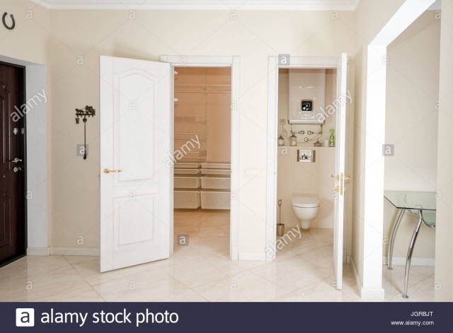 Easy Walk In Closet Entrance Pic