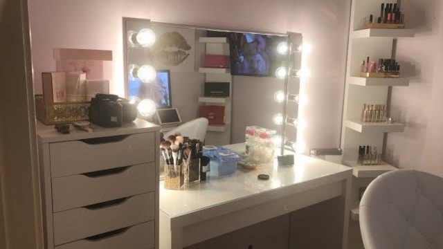 Elegant Walk In Closet With Makeup Area Pictures
