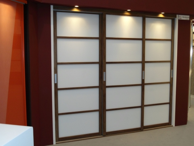 Simple Japanese Style Closet Photos