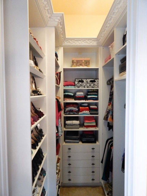 Stunning Small Room With Walk In Closet Pic