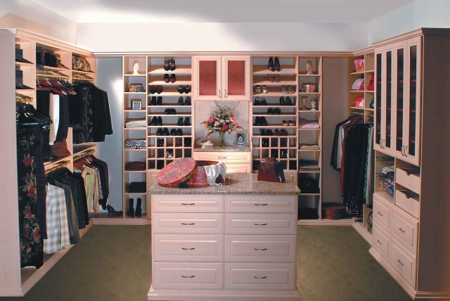 Top Walk In Clothes Closet Pic